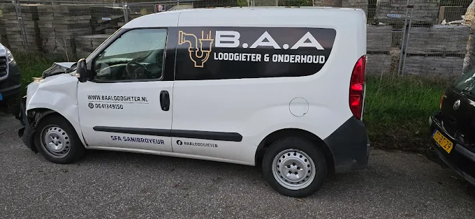 Loodgieter aan het werk in badkamer